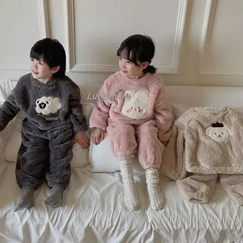 Корейские осенне-зимние детские пижамные комплекты из мягкой фланели 2024 года для маленьких мальчиков и девочек, мультяшный пуловер с круглым вырезом, теплая одежда для сна